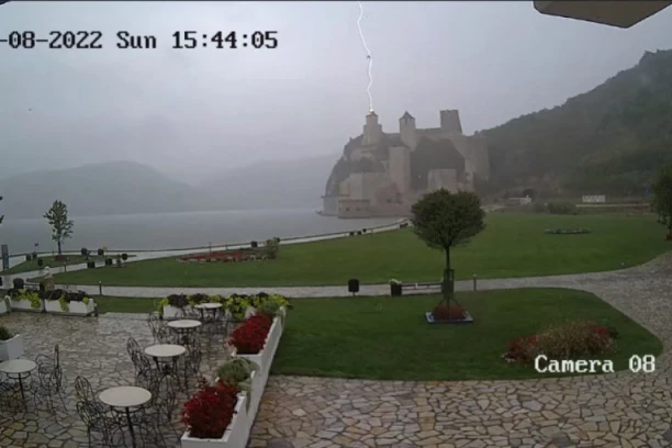 GROM POGODIO GOLUBAČKU TVRĐAVU: Šešir kula znatno oštećena (VIDEO)