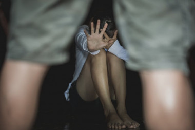 NAPILA MALOLETNICU (13), PA POMAGALA DVOJICI DA JE SILUJU: Posle svega je pretukla - užasan slučaj seksualnog zlostavljanja u Strumici