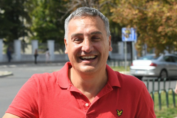 Gagi Đogani ispred zgrade televizije Pink