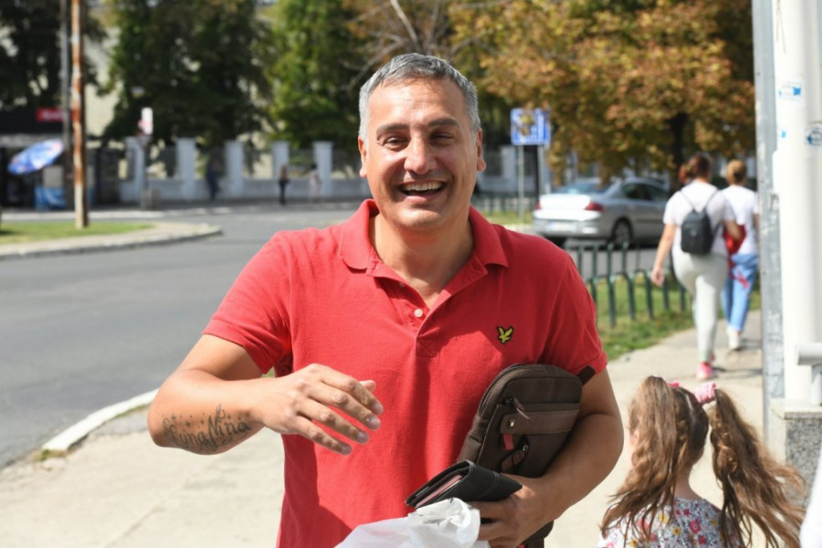 Gagi Đogani ispred zgrade televizije Pink