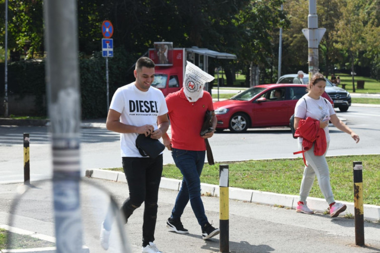 Gagi Đogani ispred zgrade televizije Pink