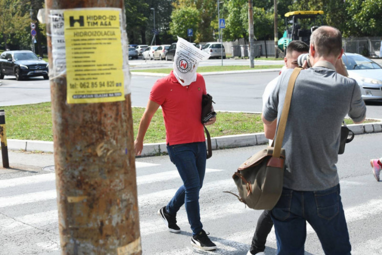 Gagi Đogani ispred zgrade televizije Pink