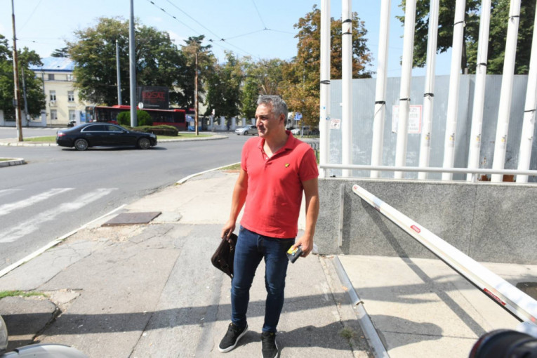 Gagi Đogani ispred zgrade televizije Pink