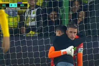 EMOTIVNA SCENA U ARGENTINI: Dečak GRLIO golmana posle primljenog gola od Boke Juniors u 92. minutu (VIDEO)