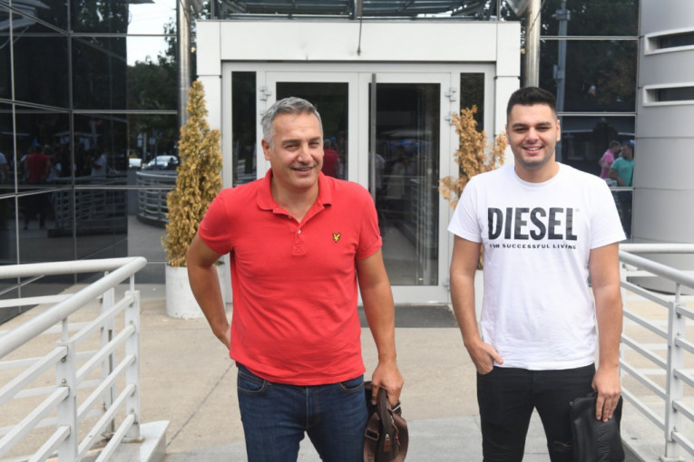 Gagi Đogani ispred zgrade televizije Pink