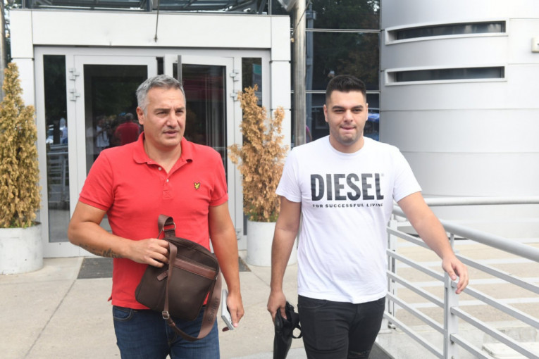 Gagi Đogani ispred zgrade televizije Pink