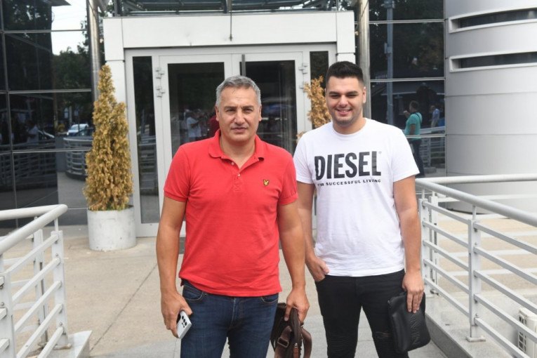 Gagi Đogani ispred zgrade televizije Pink