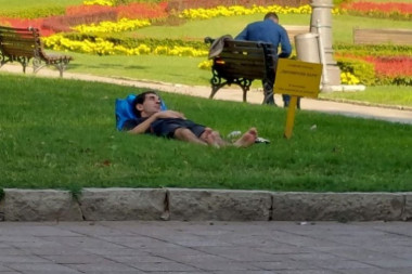 NEVEROVATNA SCENA U CENTRU BEOGRADA! Čovek leži u parku, a ono što drži u ruci šokiralo je prolaznike!