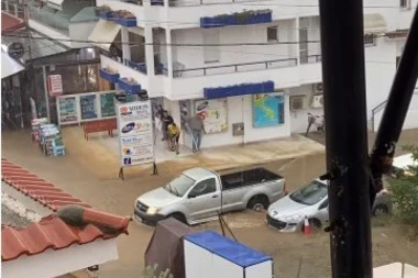 UMESTO SUNCA, PROVALA OBLAKA: Srbi u Grčkoj razočarani zbog lošeg vremena, poznato kada će moći da se kupaju (VIDEO)