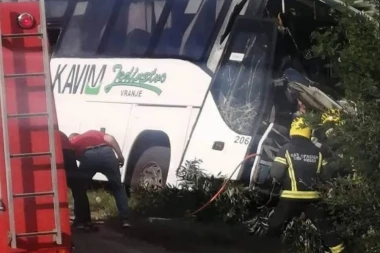 UŽAS KOD VRANJA! Sudarili se autobus i automobil, STRADAO VOZAČ!