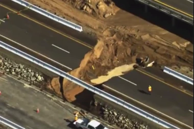 SNIMAK ZA NEVERICU IZ SAD: Razorne poplave uništile autoput na granici Arizone i Kalifornije! (FOTO, VIDEO)