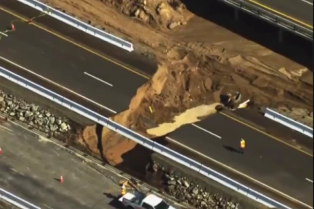 SNIMAK ZA NEVERICU IZ SAD: Razorne poplave uništile autoput na granici Arizone i Kalifornije! (FOTO, VIDEO)