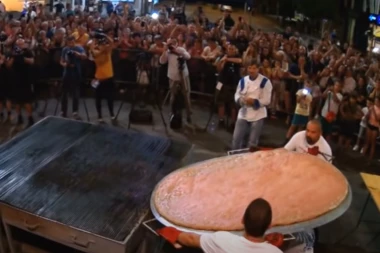 LESKOVAČKI GURMANSKI RAJ ZA GINISA: Oboren rekord, napravljena najveća pljeskavica na svetu