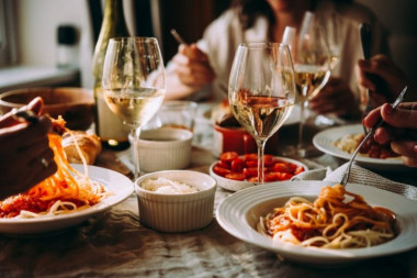 VREME VEČERE U EVROPSKIM ZEMLJAMA: Norvežani poslednji obrok imaju kada Srbi ručaju, Španci baš kasno, a evo i šta jedu