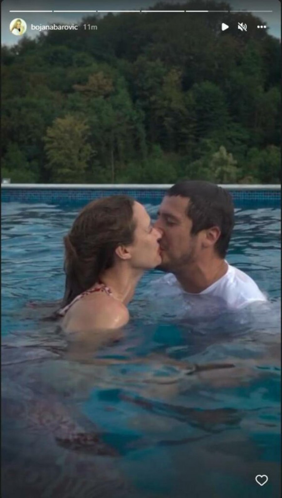 Bojana Rokvić i Nikola Rokvić se ljube u bazenu