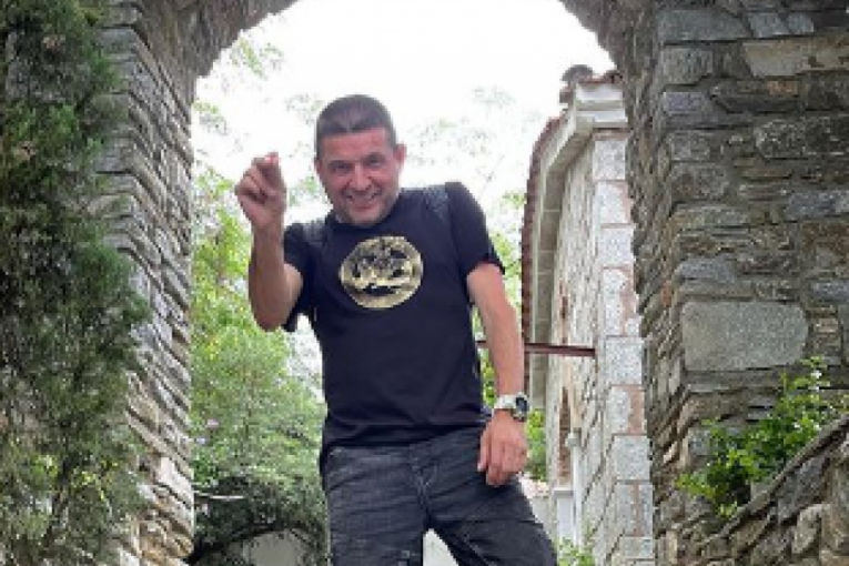 Baja Mali Knjindža pokazuje spojena tri prsta