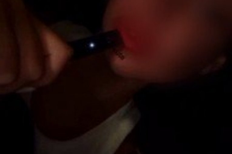 Hana Ikodinović puši električnu cigaretu