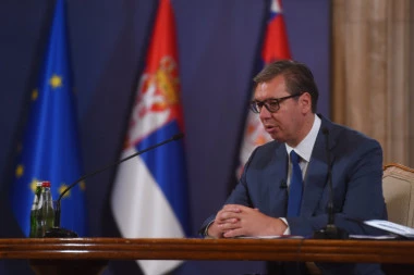 VUČIĆ IZJAVIO SAUČEŠĆE BRITANSKOM NARODU POVODOM SMRTI KRALJICE ELIZABETE