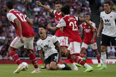 UZALUD MITROVIĆEV 100. GOL: Arsenal posle preokreta srušio Fulam i ponovo zaseo na čelo Premijer lige! (VIDEO)