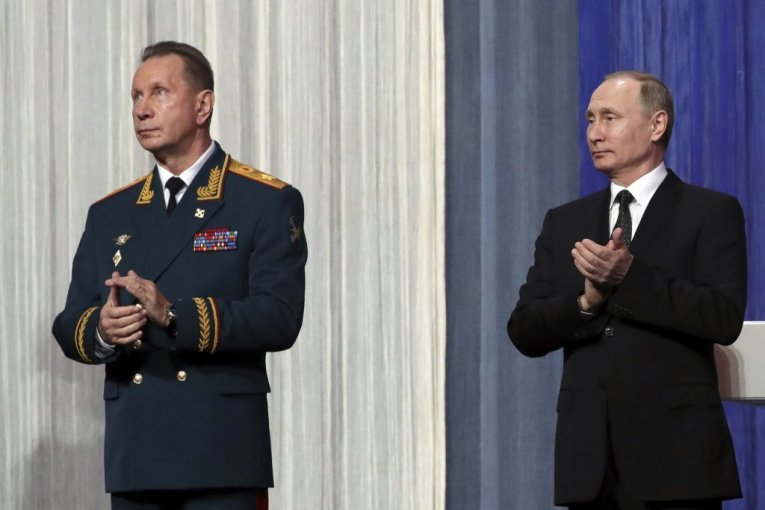 VELIKI SKANDAL TRESE KREMLJ! Omiljeni Putinov general vodio duplo mlađe manekenke na Sejšele!