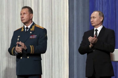 VELIKI SKANDAL TRESE KREMLJ! Omiljeni Putinov general vodio duplo mlađe manekenke na Sejšele!