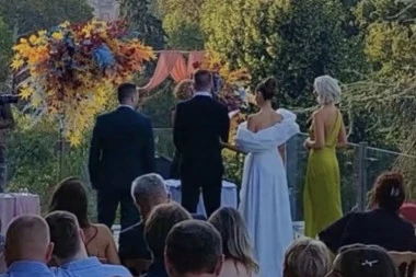 Dugo su krili VEZU, a danas su se VENČALI U TAJNOSTI! Naš glumac se oženio KOLEGINICOM, isplivale prve FOTKE MLADENACA!