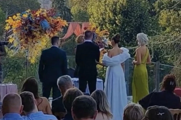 Dugo su krili VEZU, a danas su se VENČALI U TAJNOSTI! Naš glumac se oženio KOLEGINICOM, isplivale prve FOTKE MLADENACA!