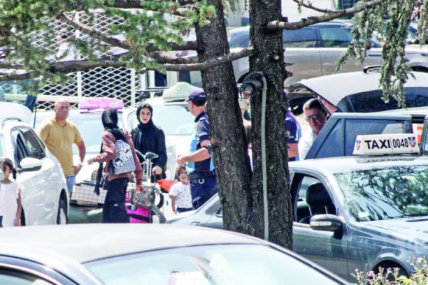 NA BEOGRADSKOM AERODROMU I DALJE KO NA DIVLJEM ZAPADU! Nova prevara divljih taksista: Ucenjuju mušterije da ih voze grupno!