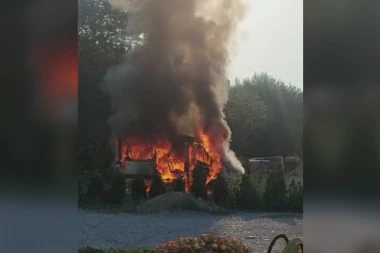 VATRA JE ODJEDNOM BUKNULA! Izgoreo kamper kod Nove Varoši, u njemu prenoćilo nekoliko lica! (FOTO)