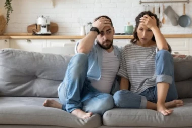 PORODICA GODINAMA MUKU MUČI ZBOG NAVIKE KOMŠIJE! Sve se dešava ispod prozora dok beba spava: Stalno budi i nas i dete, ne znamo šta da radimo!