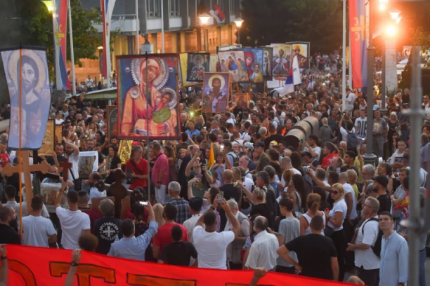 100.000 LJUDI NA LITIJI U BEOGRADU: Kolonu predvodili Noćni vukovi, šetao i Miša Vacić sa sinom (VIDEO)