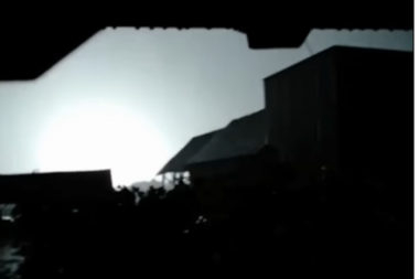 AU, DA LI JE OVO MOGUĆE!? Zapanjujući snimak udara groma u dalekovod kod Lajkovca! (VIDEO)