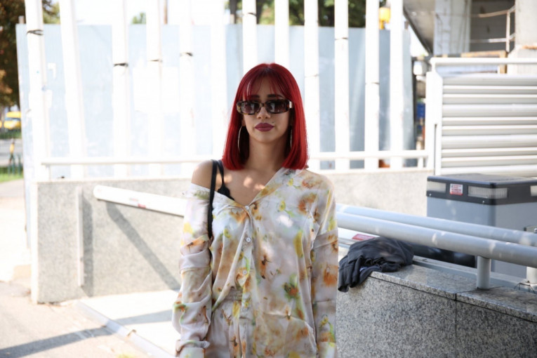 Ivana Puzić ispred zgrade televizije Pink