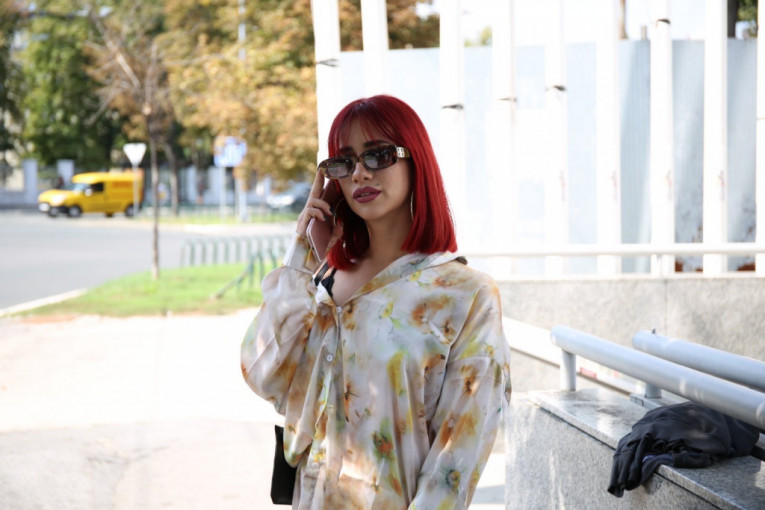 Ivana Puzić ispred zgrade televizije Pink