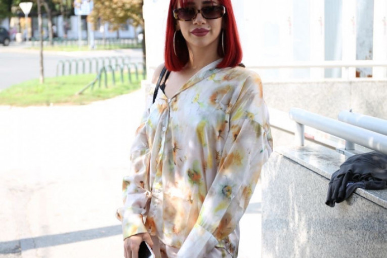 Ivana Puzić ispred zgrade televizije Pink