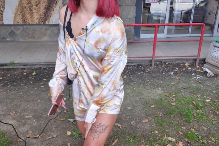 Ivana Puzić ispred zgrade televizije Pink