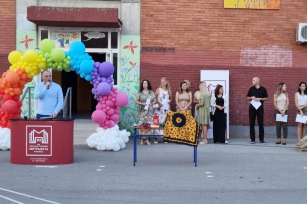 ĐACI PRVACI DOČEKANI LGBT BOJAMA? Roditelji FRAPIRANI, direktor umesto odgovora KRENUO U NAPAD! (FOTO)