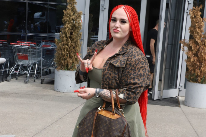 Super Cveta ispred zgrade televizije Pink