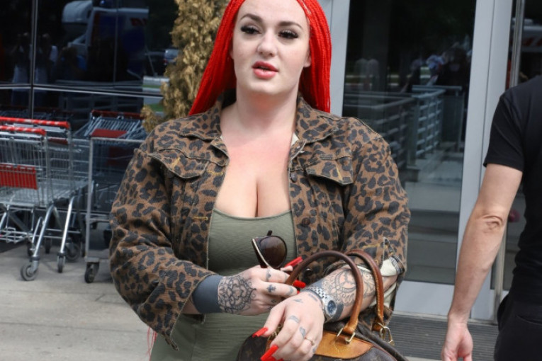 Super Cveta ispred zgrade televizije Pink