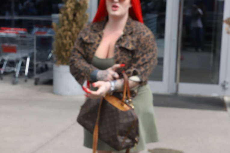 Super Cveta ispred zgrade televizije Pink