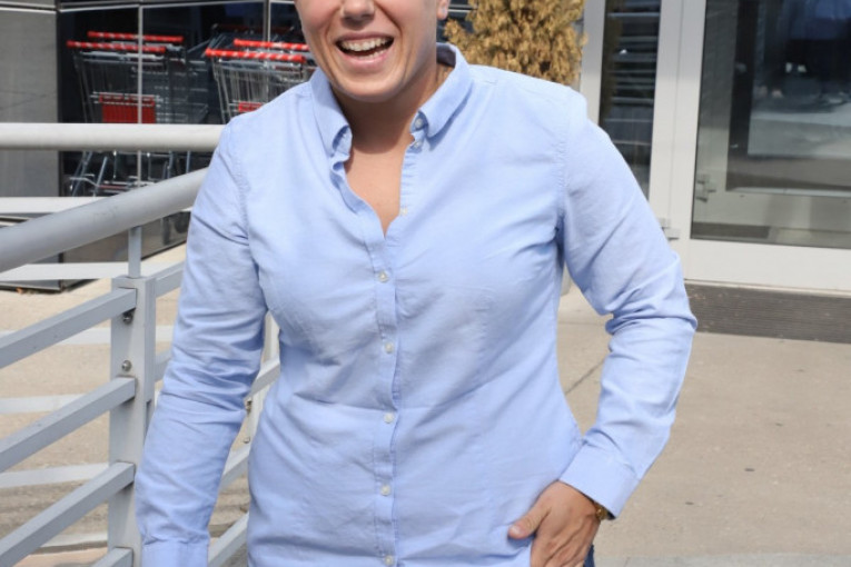 Jovana Tomić Matora ispred zgrade televizije Pink