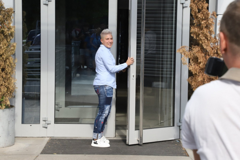 Jovana Tomić Matora ispred zgrade televizije Pink