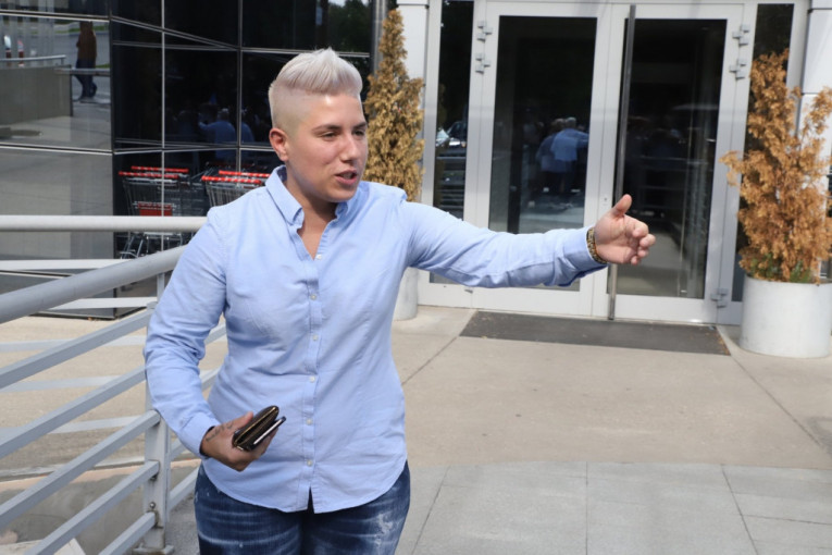 Jovana Tomić Matora ispred zgrade televizije Pink