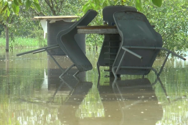 KATAKLIZMA U ČEREVIĆU! Reke teku ulicama i nose asfalt, zaglavljeni automobili ! (VIDEO)