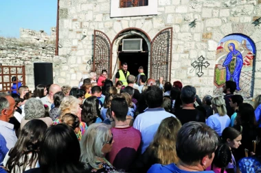 CELU NOĆ SE MOLILI SVETITELJKI, NJENE MOLITVE ČINE ČUDA! Pravoslavni vernici veče proveli ispred crkve Svete Petke!