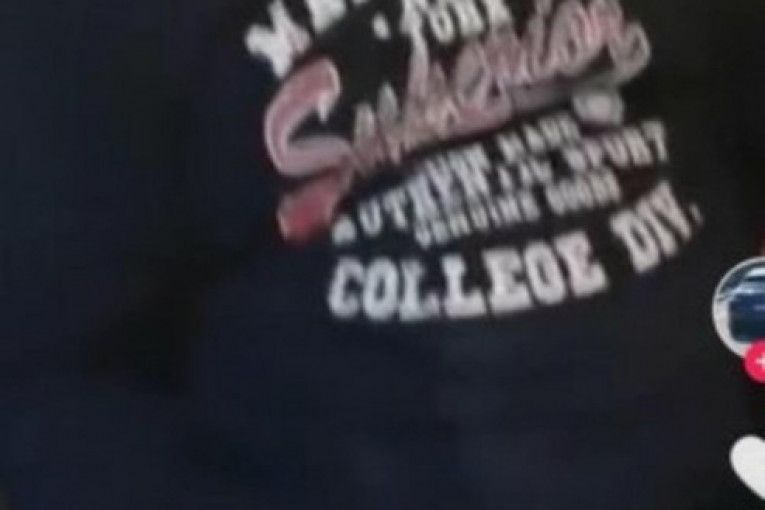 Sejo Kalač drži protezu u ruci dok spava