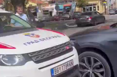 ONI IMAJU SNIMAK SIGURNO! Neobičan udes kod Kalenić pijace: Sudarilo se "oko sokolovo" i putnički automobil! (VIDEO)
