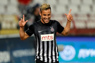 GORI INSTAGRAM: Leonardo bacio Grobare u EKSTAZU uoči meča sa Crvenom zvezdom! (VIDEO)