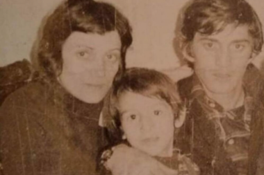 Nikad viđena fotografija poznatog KRIMINALCA sa roditeljima: Otac je završio na DOŽIVOTNOJ ROBIJI zbog oružane pljačke sa SMRTNIM ishodom! (FOTO)