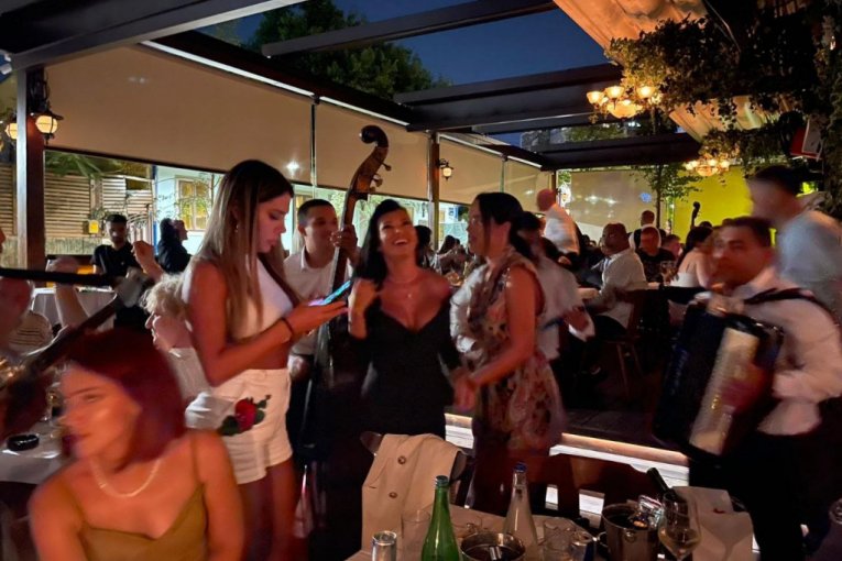 Sandra Afrika i Tijana Em na rođendanu kod šminkerke